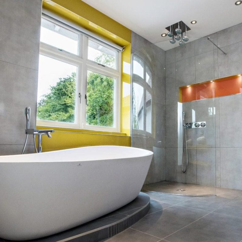 Bathroom with a pop of colour 1-min