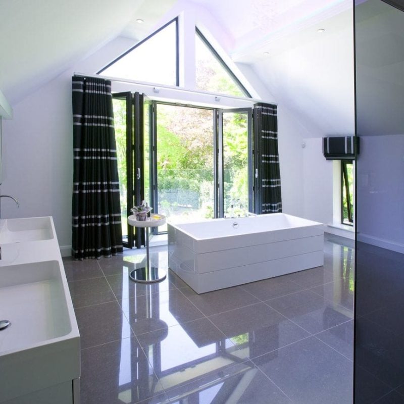 Freestanding bath with view-min